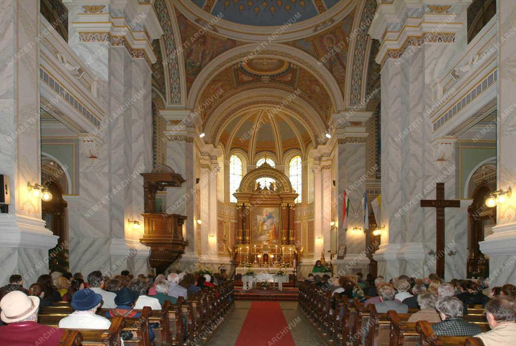 Kiskunfélegyházi Szent István templom belső és főoltár.
