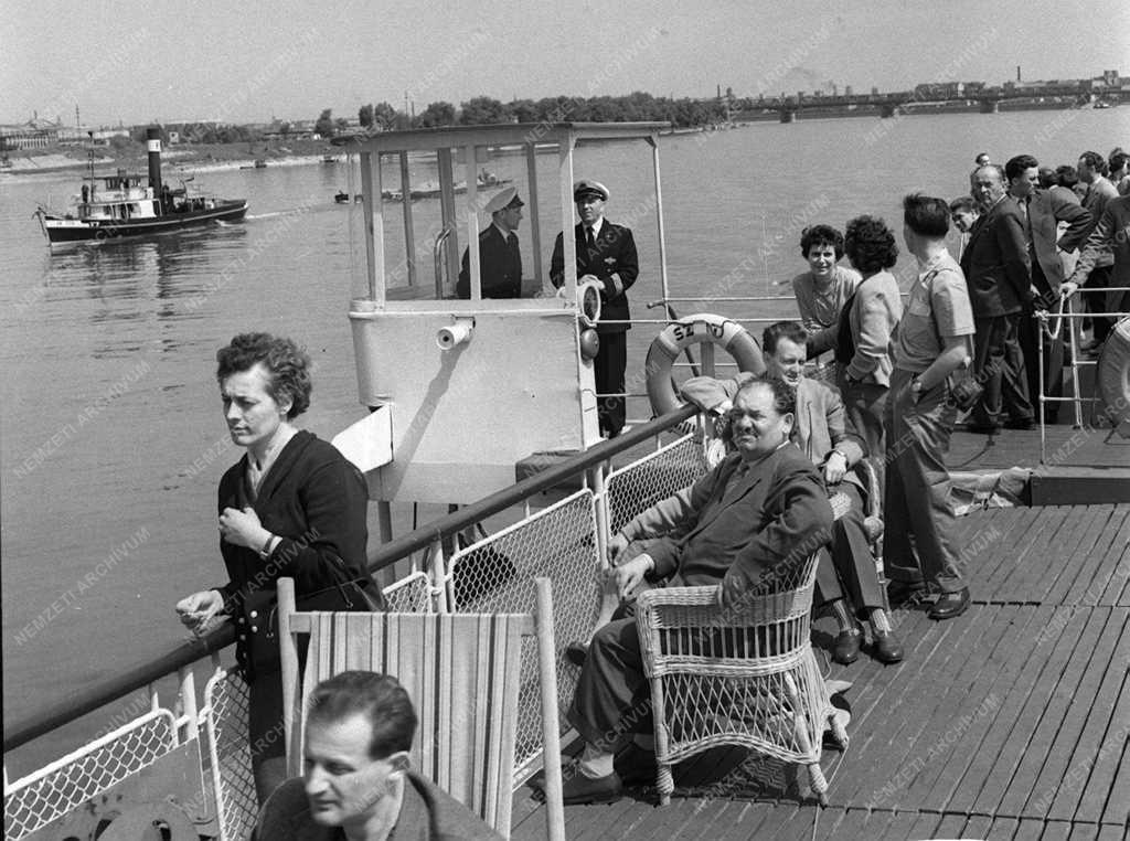A szerző válogatása - A SZOT Budapest nevű üdülőhajója