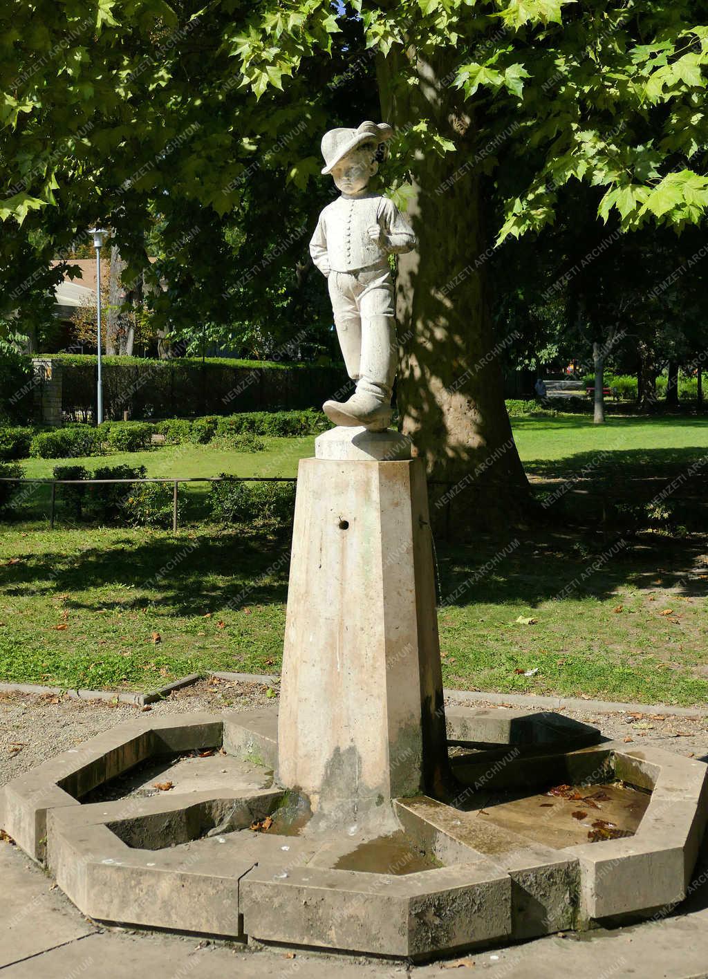 Köztéri szobor - Budapest - Hüvelyk Matyi a Városmajorban