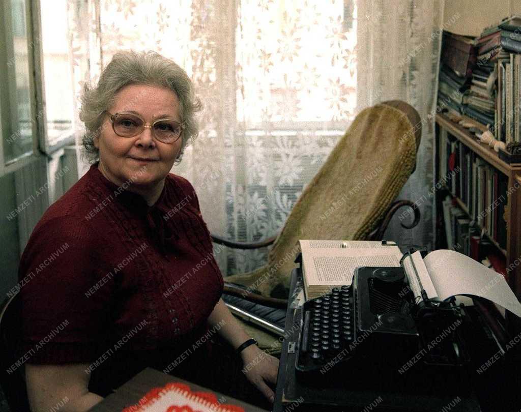 Bede Anna költő