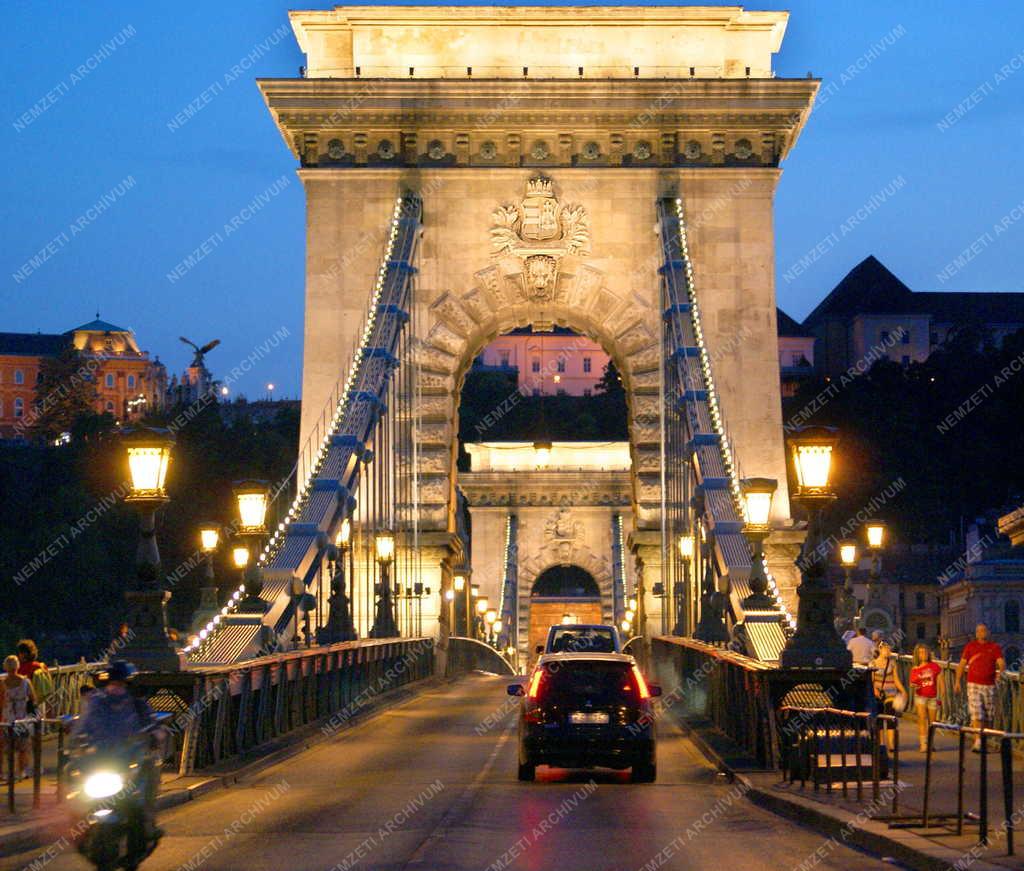 Budapest - Esti forgalom - Lánchíd