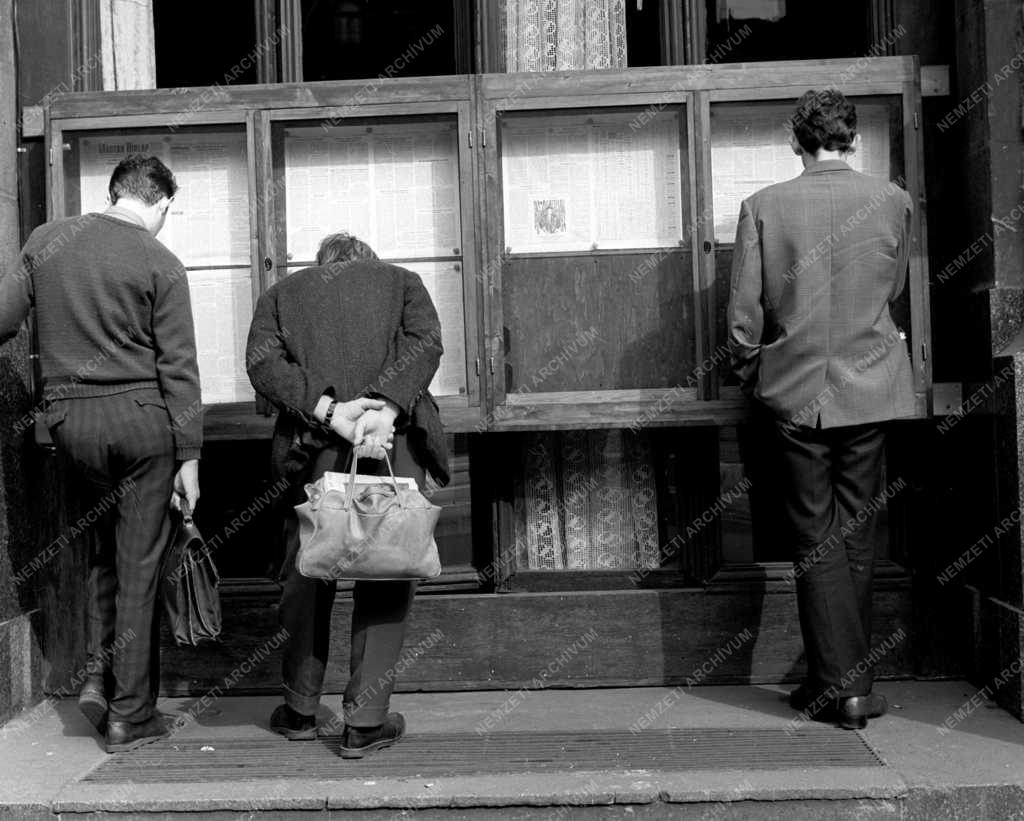 Kultúra - Életkép  - Újságot olvasó emberek a budapesti utcán