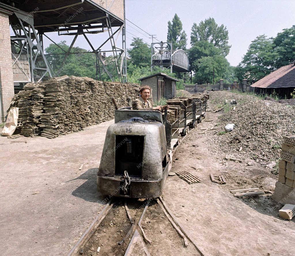 Ipar - Korszerűsítés előtt a kőbányai Kerámia Téglagyár