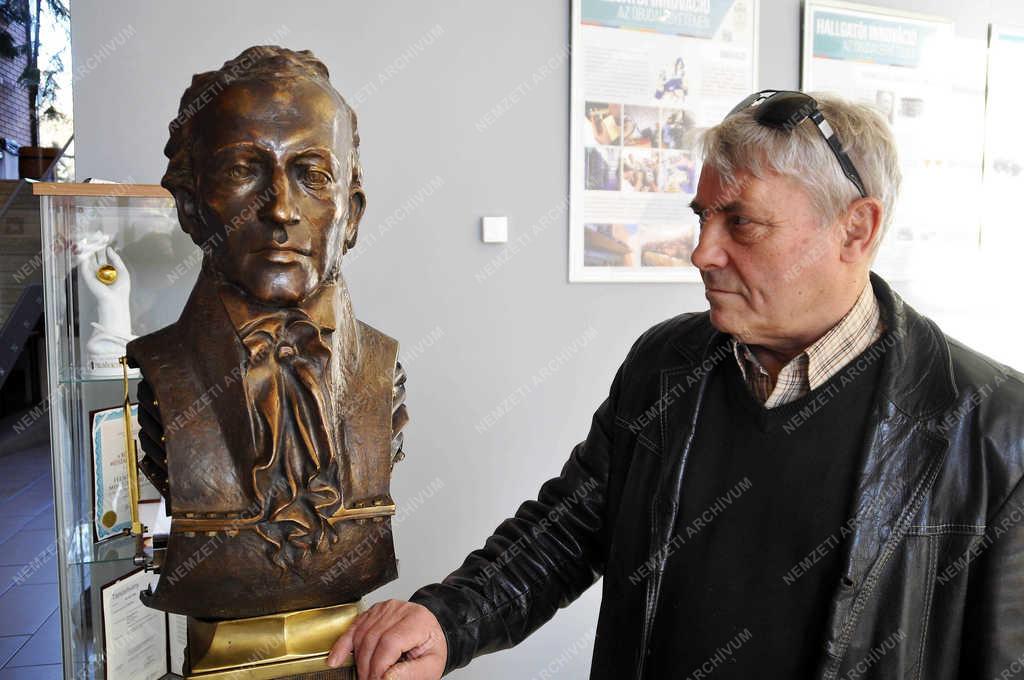 Kultúra - Budapest - Kempelen Farkas szobor az egyetemen