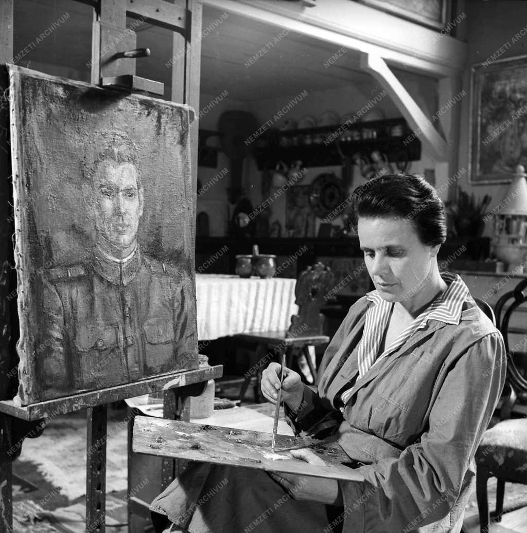 Személy - Matteoni Eszter