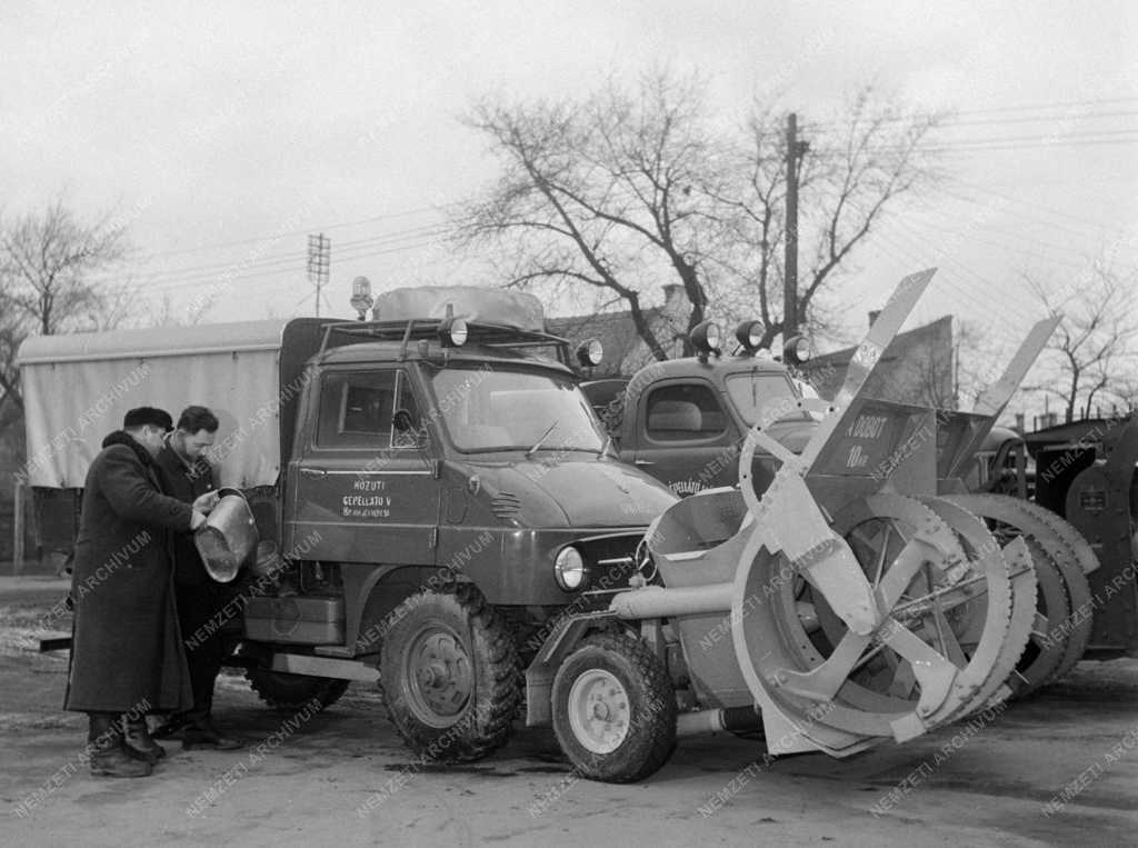 Vállalat - A Közúti Gépellátó Vállalat hóeltakarító-gépei