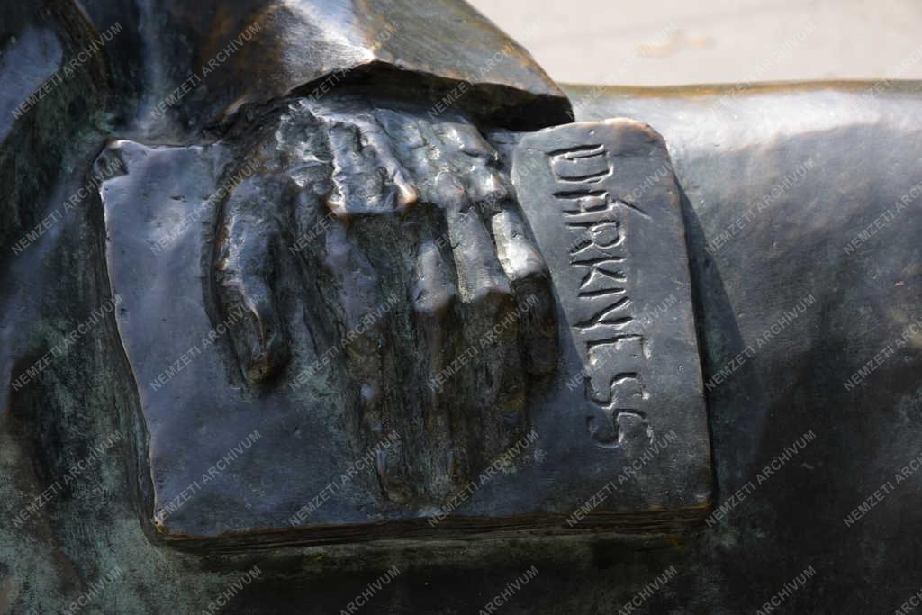 Köztéri szobor - Budapest - Arthur Koestler újságíró és polihisztor