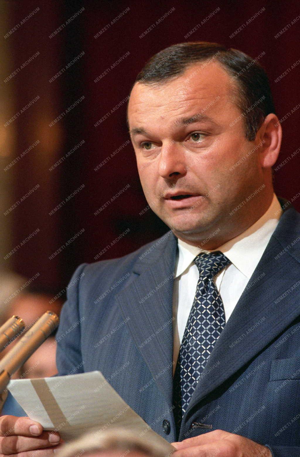 Belpolitika - Parlamenti ülés