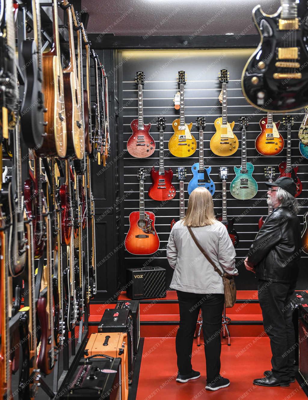 Kereskedelem - Debrecen - Hangszerarzenál megnyitó