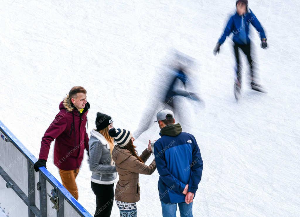 Szabadidő - Debrecen - Megnyitott a műjégpálya 