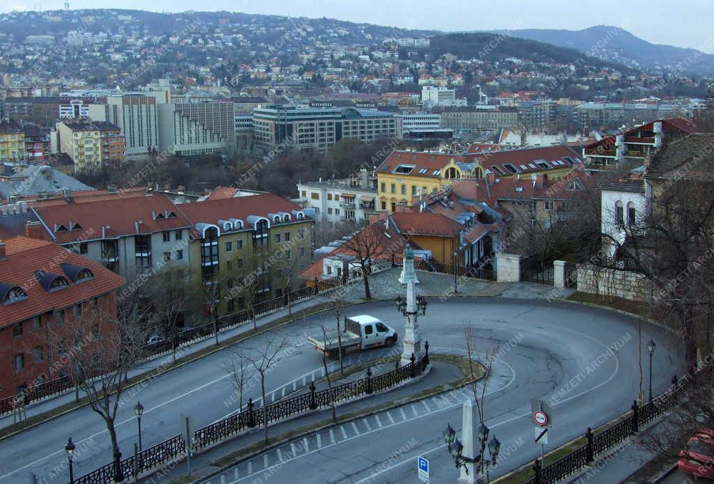 Budapest - Városkép - Útkanyarulat a Vár oldalában