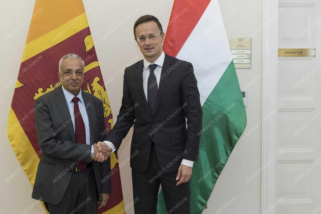 A Sri Lanka-i nemzetközi kereskedelemért és fejlesztési stratégiáiért felelős miniszterrel tárgyalt Szijjártó Péter