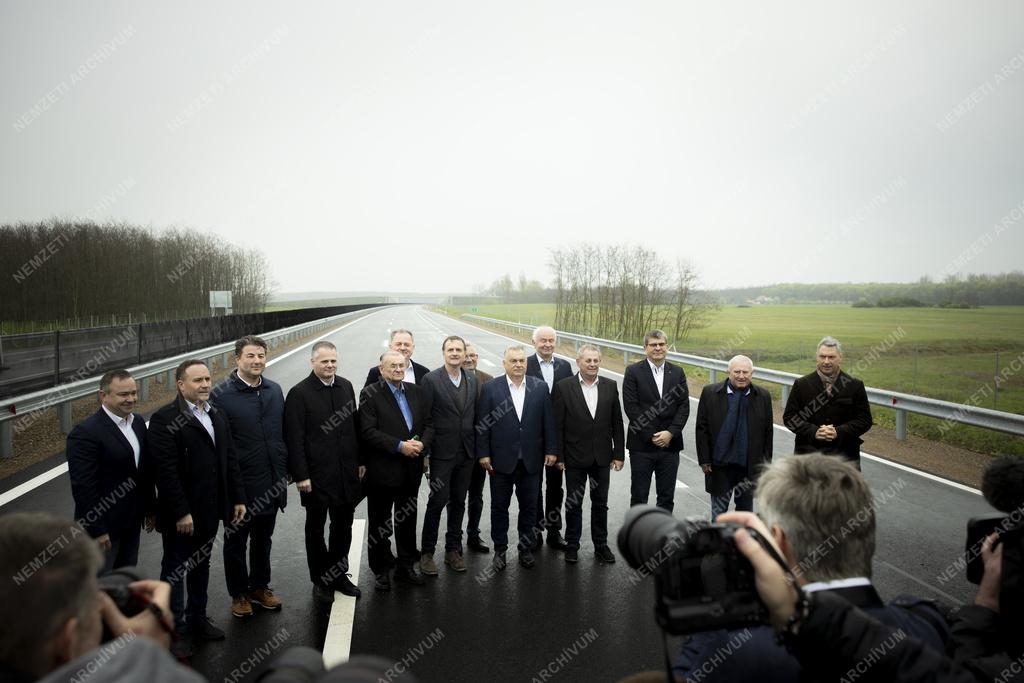 Az M44 gyorsforgalmi út M5-ös autópálya és Szentkirály közötti szakaszának átadása