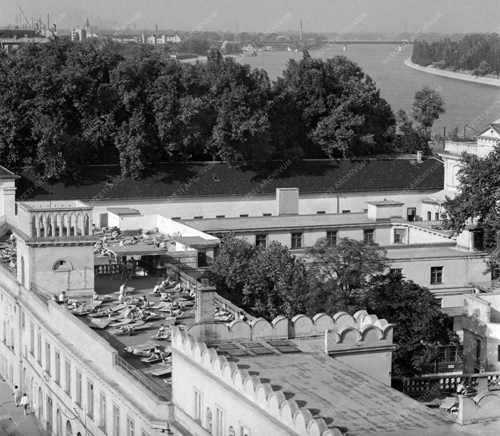 Városkép - Életkép - Budapest - Napozók a Lukács Gyógyfürdőben