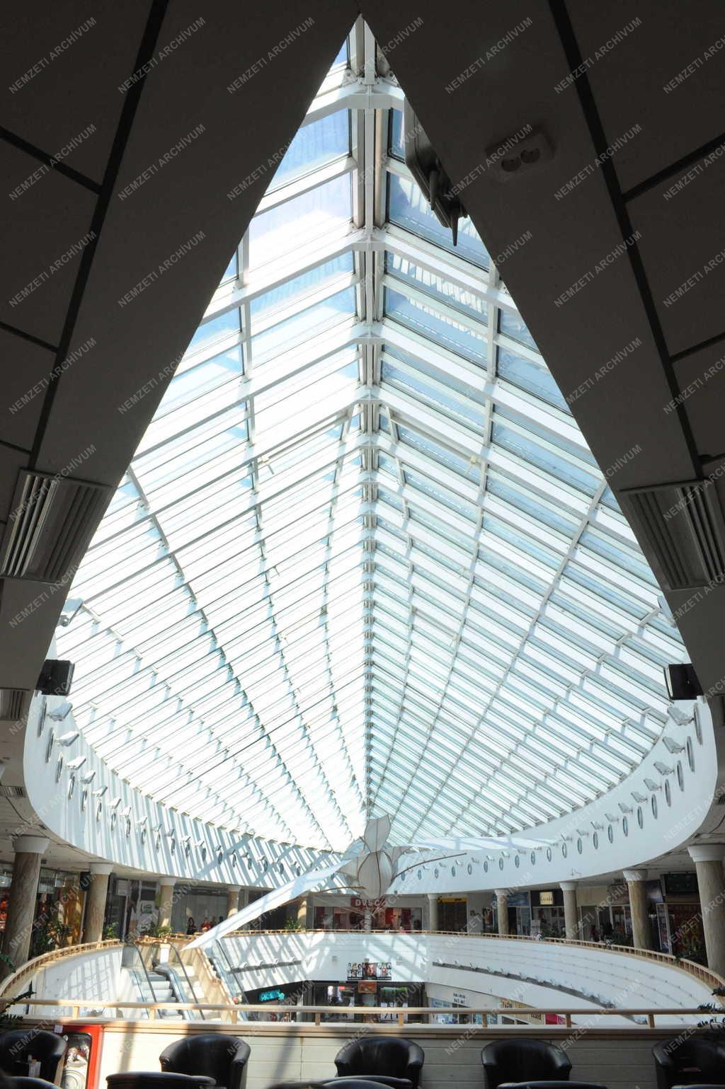 Kereskedelem - A Plaza bevásárlóközpont Debrecenben