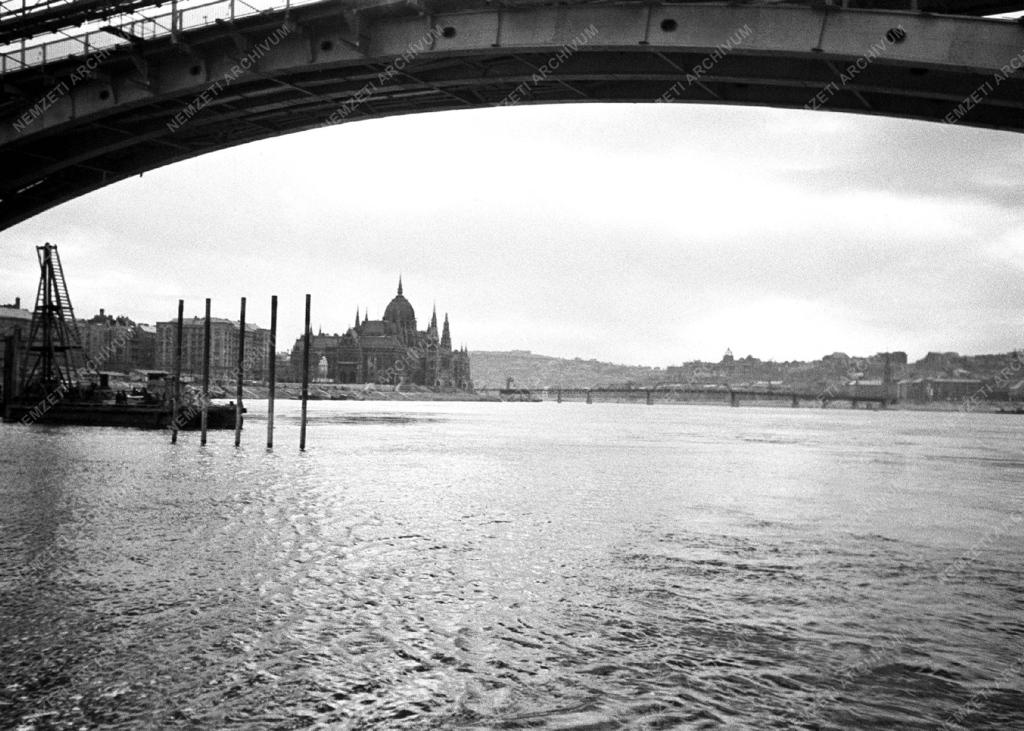 Közlekedés - A Margit híd újjáépítési munkálatai