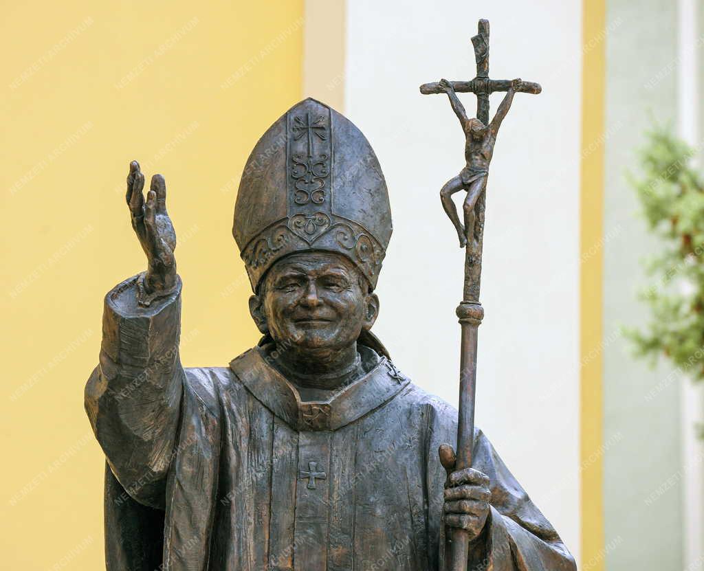 Kultúra - Egyház - II. János Pál pápa szobra Debrecenben