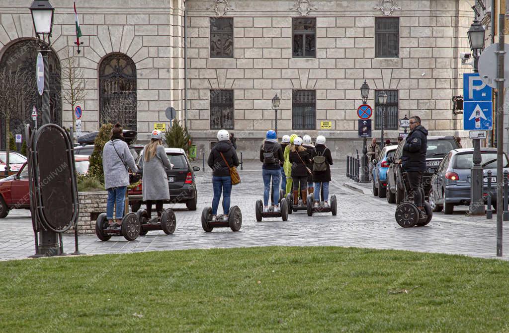 Turizmus - Budapest - Segway-jel közlekedők a Budai Várban