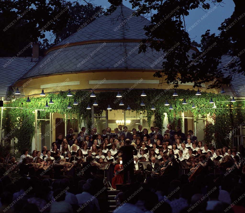 Kultúra - Esti hangverseny Vácrátóton