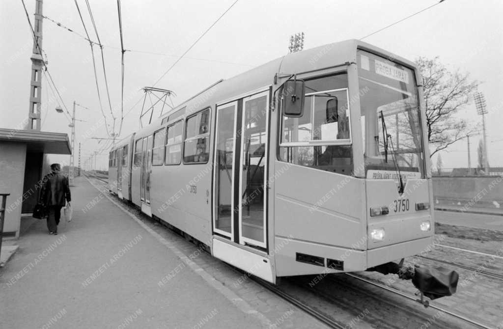 Tömegközlekedés - A BKV saját összeszerelésű villamosa