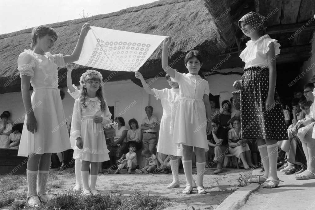 Kultúra - Életkép - Pünkösdölő a Vasi Múzeumfaluban