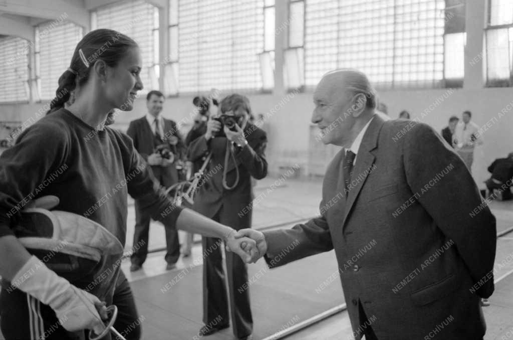Belpolitika - Sport - Kádár János látogatása a tatai edzőtáborban