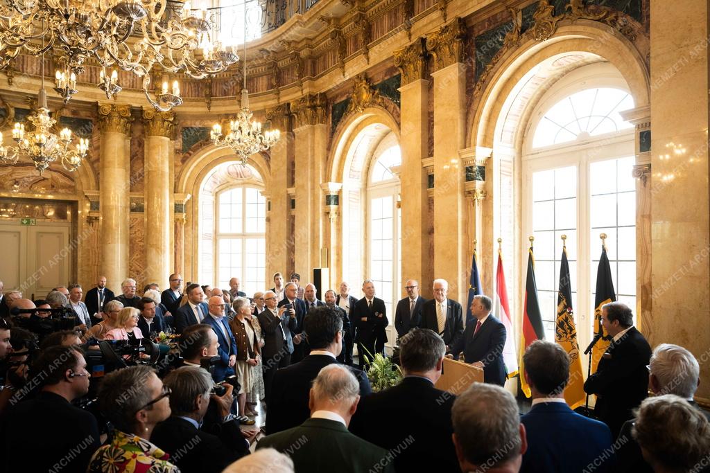 Orbán Viktor a baden-württembergi kormányfővel tárgyalt