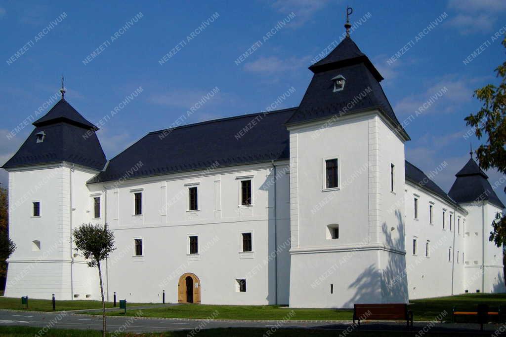 Épület - Egervár - A felújított Nádasdy-Széchenyi várkastély