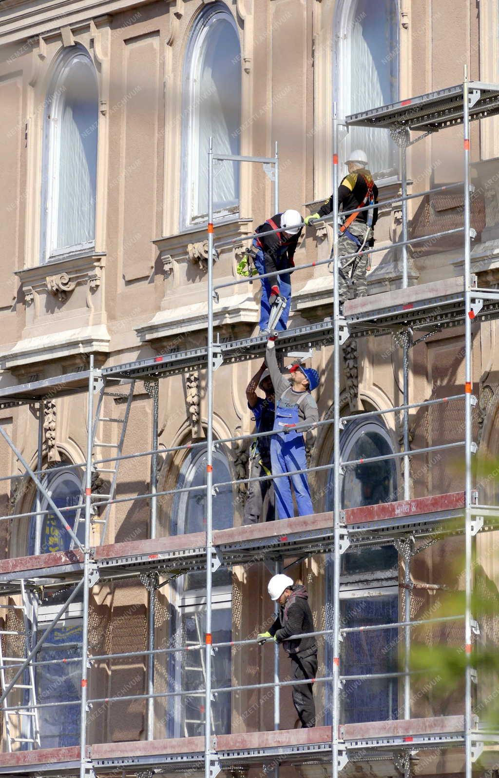 Műemlékvédelem - Budapest - Felújítják a Budavári Palota A épületét