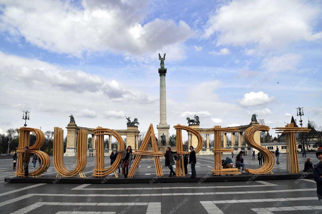 Idegenforgalom - Budapest - Térplasztika a Hősök terén