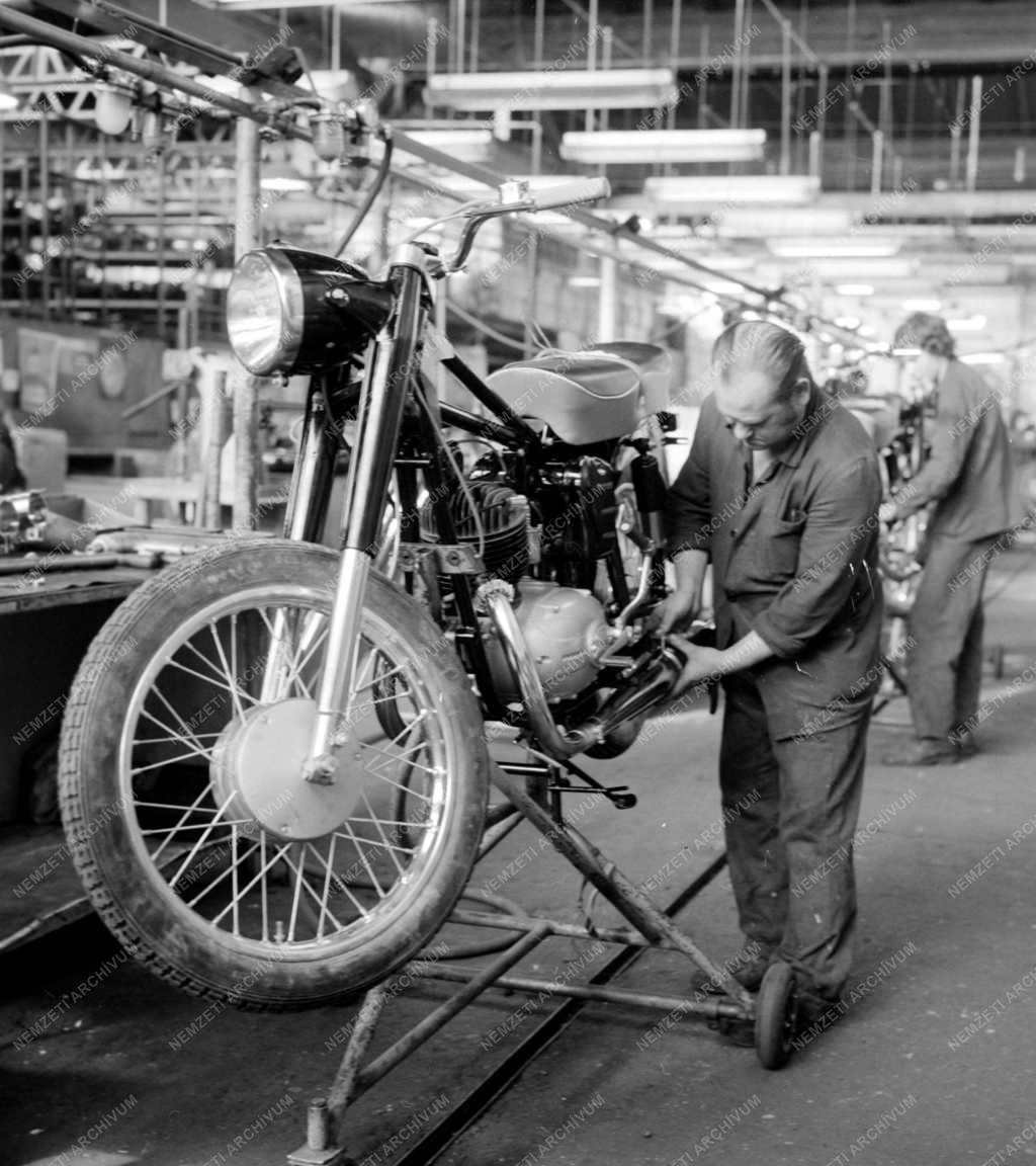Ipar - Az utolsó motorkerépkár a Csepel Vas és Fémművek Jármű- és Konfekcióipari Gépgyárából