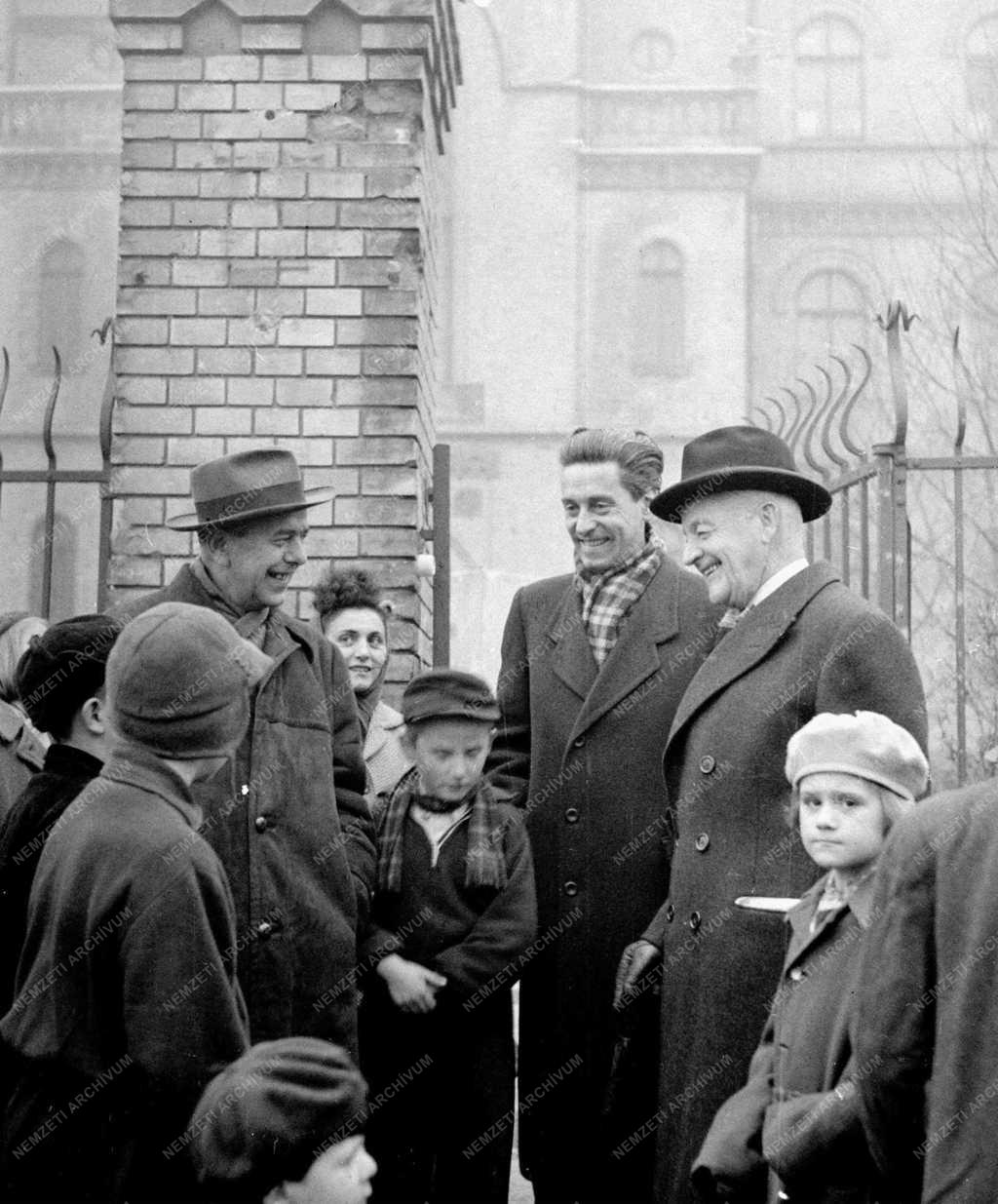 Ötvenhat emléke - A Vöröskereszt munkájából