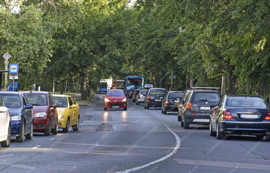 Közlekedés - Budapest - Csúcsforgalom a  Pongrácz úton 