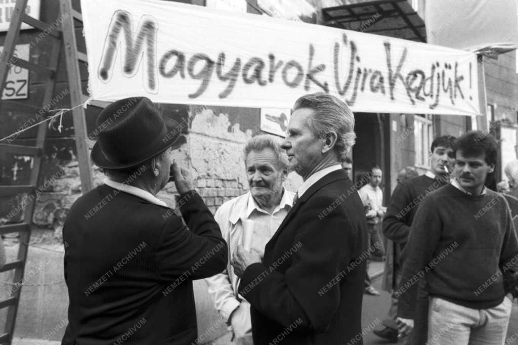 Belpolitika - Demonstráció a Corvin közben