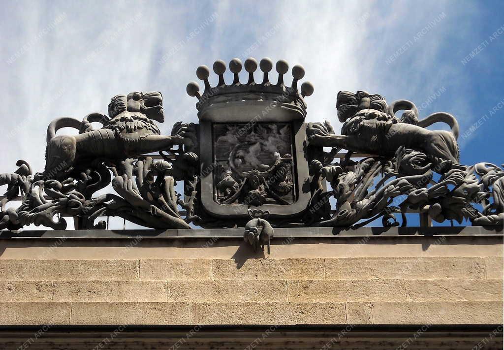 Épületdísz - Budapest - A Károlyi-család címere 