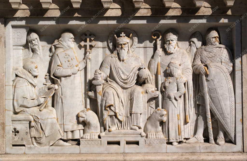 Dombormű Szent István király lovasszobra talapzatán