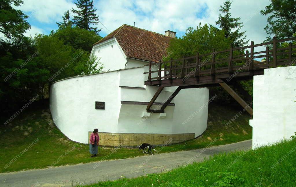 Közlekedési létesítmény - Magyarpolány - Gyalogoshíd