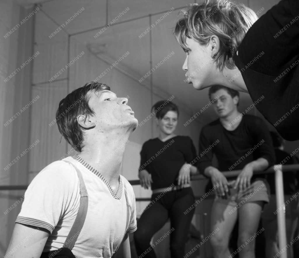 Kultúra - Tánc - Gyakorolnak a balett-táncosok