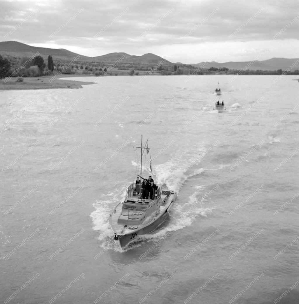 Belpolitika - Honvéd folyami flottilások táborában