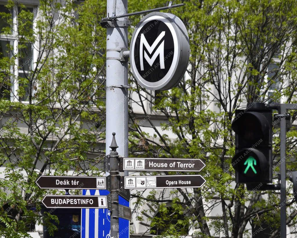 Közlekedés - Budapest - Közlekedési lámpa