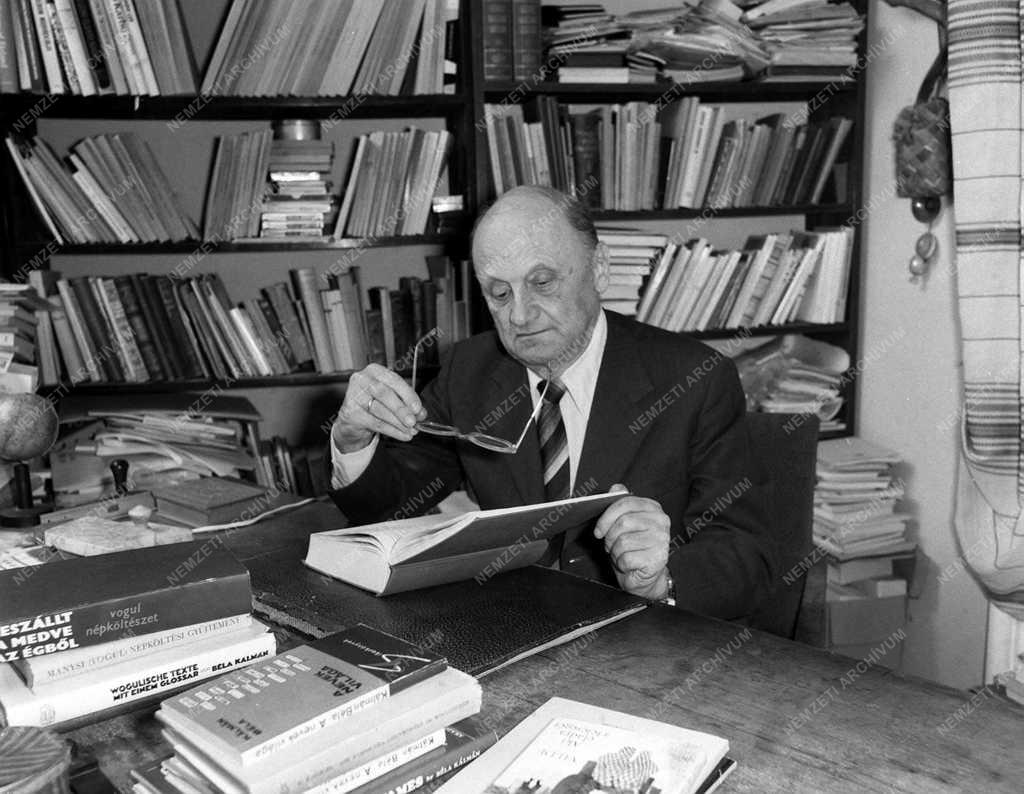 Kálmán Béla nyelvész, akadémikus