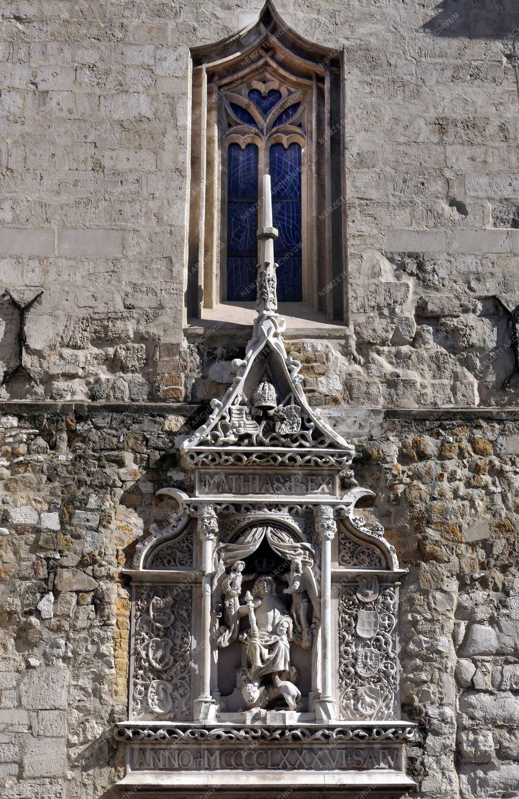 Köztéri műalkotás - Budapest - Mátyás király-dombormű a Várban