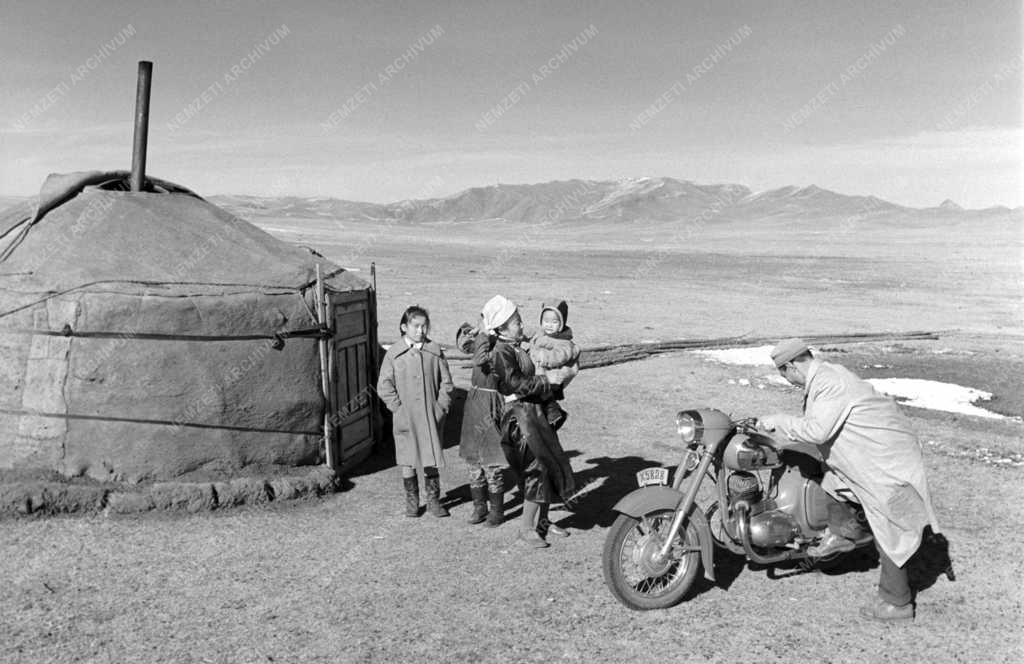 Tájkép - Életkép  - Mongólia - Jurtában élő motorkerékpáros család