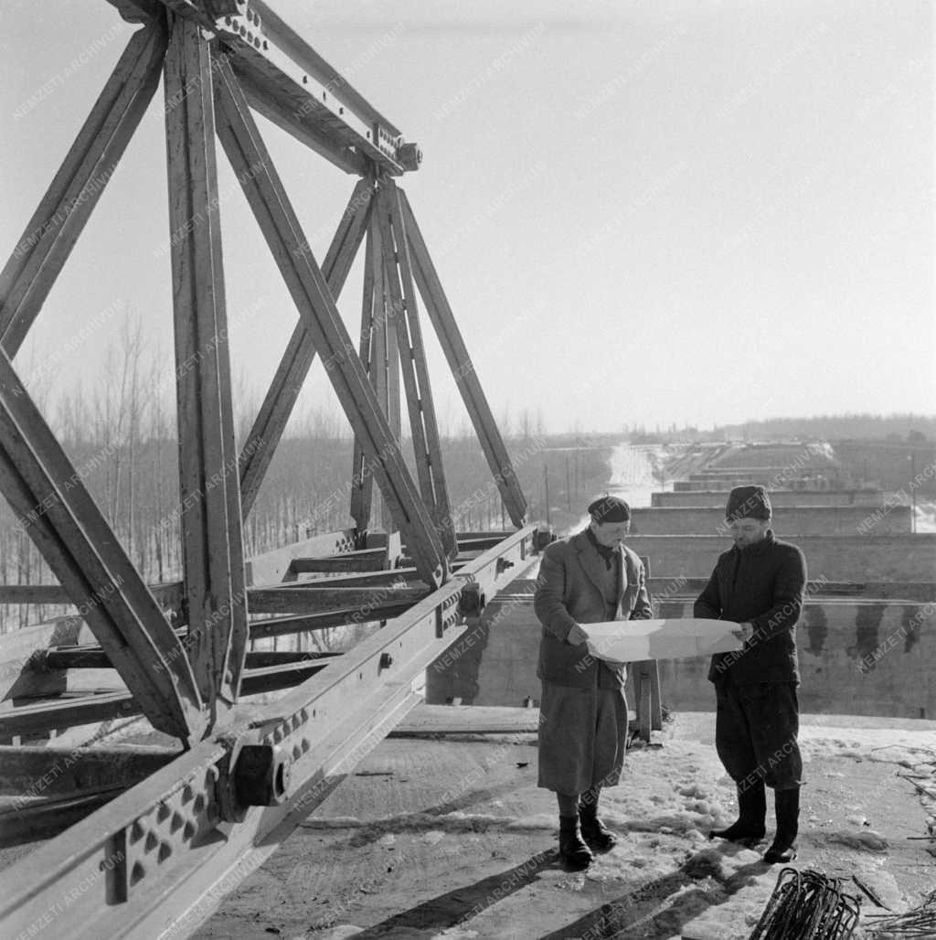 Építőipar - Épül a szolnoki Tisza-híd