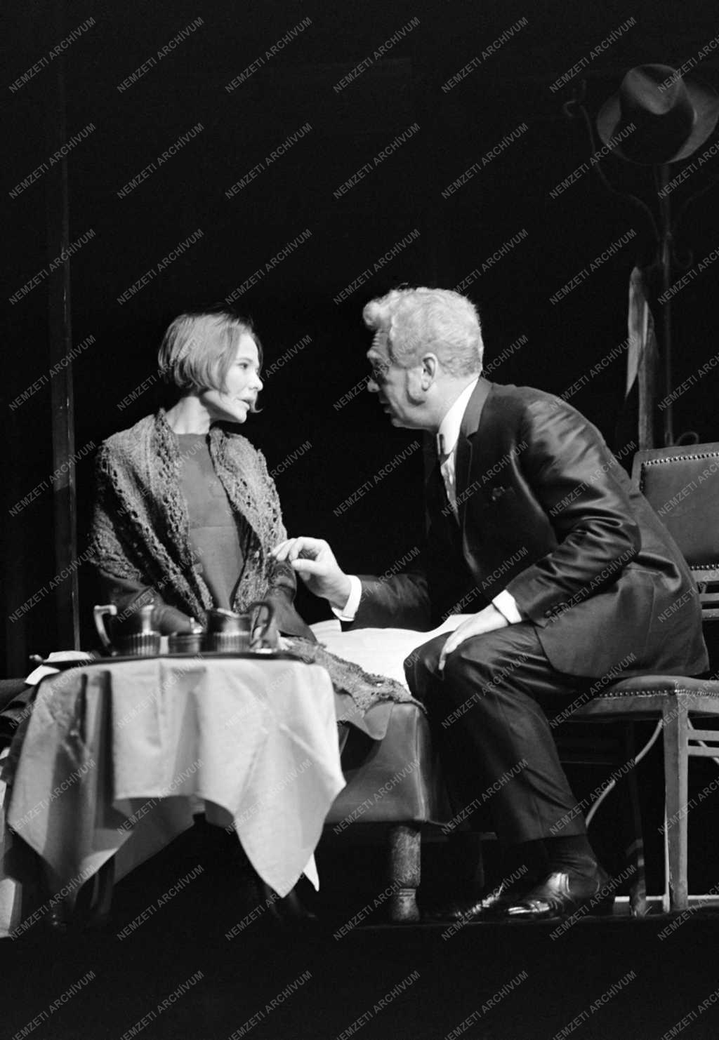 A Nemzeti Színház január 13-án bemutatja Bertolt Brecht: „A vágóhidak Szent Johannája” című legendáját. Rendező: Major Tamás. Szent Johanna: Törőcsik Mari