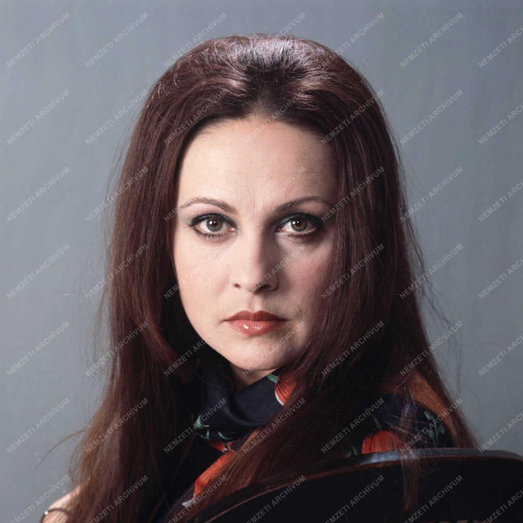 Színház - Ádám Erzsi