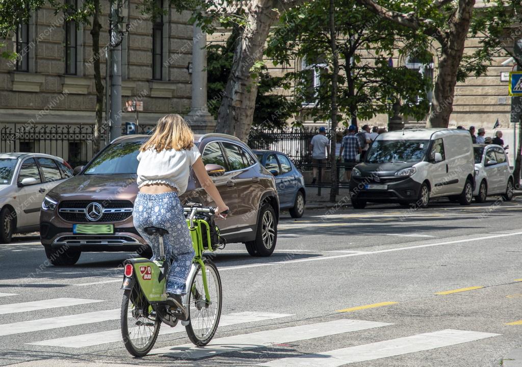 Közlekedés - Budapest - Mol Bubi közösségi kerékpáros a belvárosban