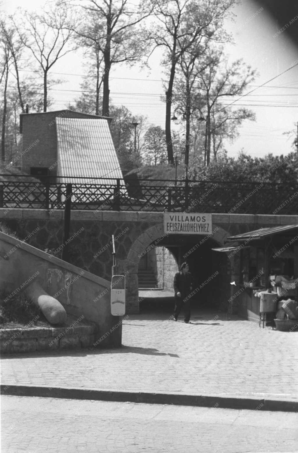 Közlekedés - A földalatti vasút mozgólépcsője