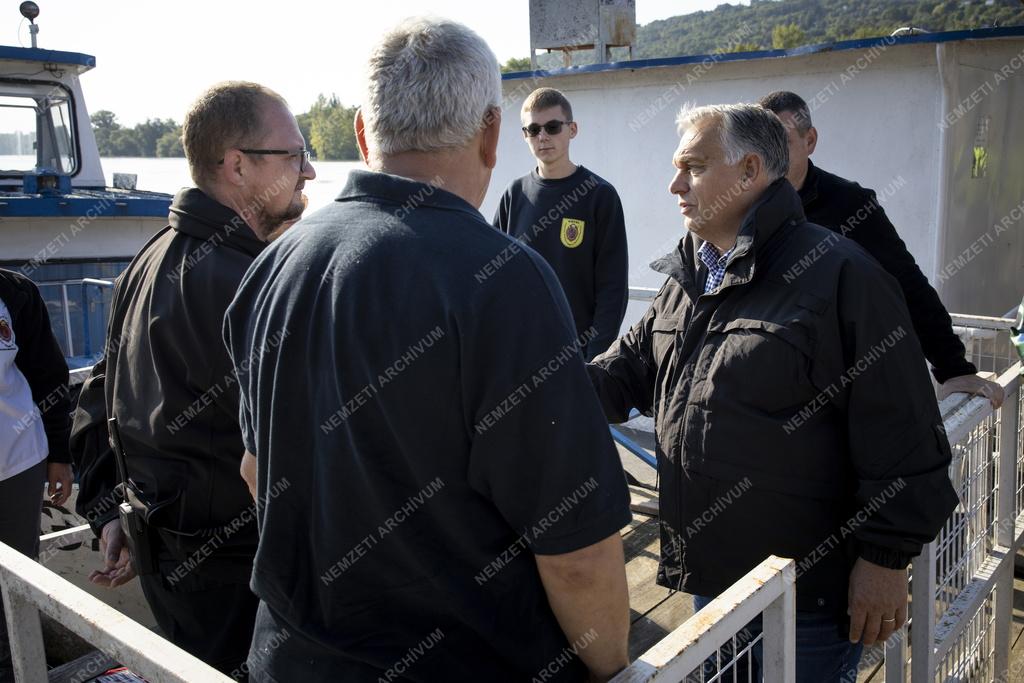 Árvíz - Orbán Viktor Kisorosziban ellenőrizte a védekezési munkálatokat