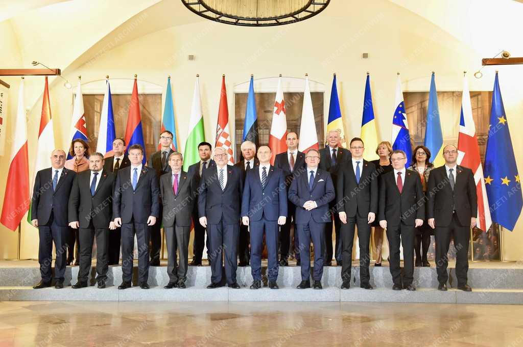 A V4-ek és a Keleti Partnerség hat országa külügyminiszterei Varsóban 
